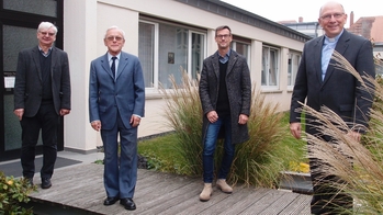 Foto: Für den Katholikenrat frisch gewählt: Wolfgang Grospietsch (2. von links). Es gratulieren für den Wahlvorstand Dechant Andreas Weber (rechts im Bild) und die beiden Pfarrgemeinderatssprecher Daniel Braun (2. von rechts) und Ludwig Borowik (links im Bild) 